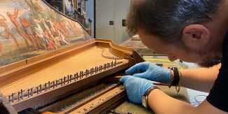 M. Guido  durante lo studio preliminare della spinetta traversa (1637) di Girolamo Zenti del Museo degli Strumenti Musicali di Bruxelles, inv. 1583 (10 settembre 2024) 