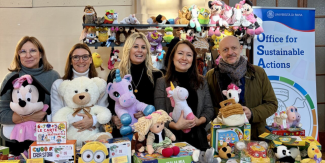 Lo stand di OSA ai Mercatini di Natale in Ateneo per l'iniziativa "Giocattoli in circolo"