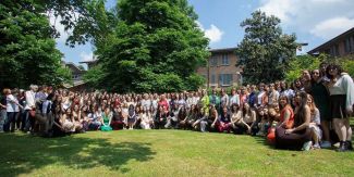 Foto di gruppo delle studentesse del Collegio Nuovo nel giardino del Collegio