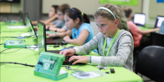 Bambine e bambini al pc