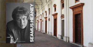 Copertina del libro "Stazioni", sullo sfondo porticato Collegio Borromeo