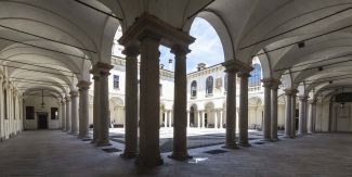 Quadriportico del Collegio Ghislieri di Pavia visto in prospettiva da un angolo
