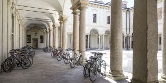 Quadriportico del Collegio Ghislieri di Pavia con biciclette