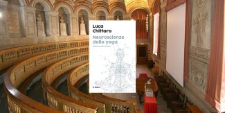 Copertina del libro "Neuroscienze dello Yoga", sullo sfondo l'Aula Scarpa UniPv