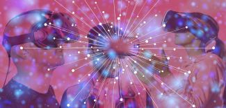 Collage formato dalle immagini di due ragazzi e una ragazza che indossano visiere per la realtà aumentata