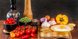 Tavolo con verdure, farina, pasta, sale, olio