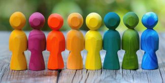 Sagome di legno di tanti colori raffiguranti persone