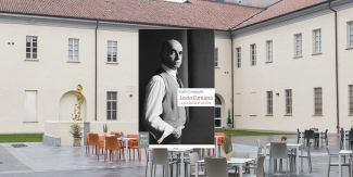 Copertina libro "Lucio Fontana. La possibilità di un oltre", sullo sfondo Cortile interno di Palazzo San Tommaso