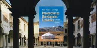 Copertina del libro "Introduction to Development Economics". Sullo sfondo chiostro interno del Collegio Ghislieri