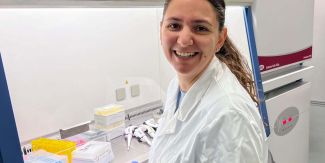 La ricercatrice Martina Sarchi in laboratorio