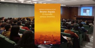 Copertina del libro "Il mondo senza inverno", sullo sfondo Aula Magna del Collegio Nuovo piena di studenti e studentesse