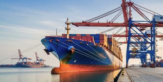 Banchina portuale con nave attraccata