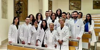 Foto di gruppo della prof.ssa Tasselli (in basso a destra) con il suo team di ricerca