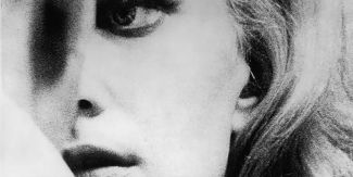 Dettaglio del viso della protagonista del film "Volti"