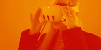 Donna con visore per realtà aumentata