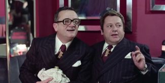 Filini (a sinistra) e Fantozzi nel locale notturno L'Ippopotamo. Fotogramma dal film  "Il secondo tragico Fantozzi" (1976).