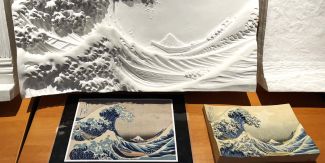 Riproduzione tattile del dipinto "La grande onda di Kanagawa" di Hokusai