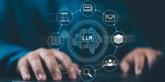 Sullo sfondo mani una persona che digita al computer. In sovrimpressione icone collegate ai Large Language Models e all'IA