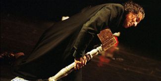 Cesar Brie durante lo spettacolo "Mare in tasca"