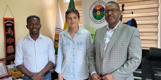 La prof.ssa Maria Sassi presso l’Università di Haramaya (Etiopia), insieme al Prof. Jemal Yousuf Hassen, Presidente dell’Ateneo (a destra), e al Prof. Muluken G. Wordofa, School of Rural Development & Agricultural Innovation, College of Agriculture & Environmental Sciences (a sinistra).