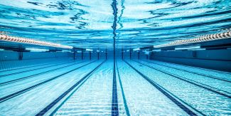 Foto subacquea di una piscina olimpionica