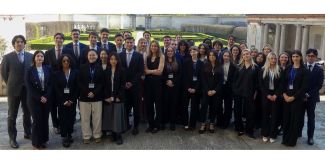 Foto di gruppo degli studenti e studentesse partecipanti alla competizione di arbitrato internazionale 