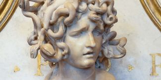 Dettaglio di una scultura raffigurante la testa di Medusa