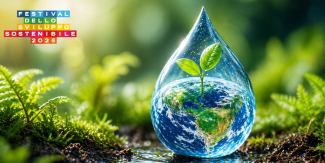 Grande goccia d'acqua che racchiude germoglio che cresce su globo terrestre. Sullo sfondo vegetazione verde. In altro a sinistra Logo del Festival ASviS.