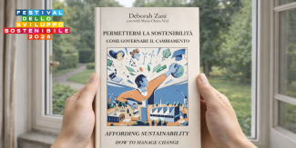 Due mani reggono il libro "Permettersi la sostenibilità". Sullo sfondo una finestra aperta. In alto a sinistra il logo del Festival ASvis.