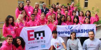 Foto di gruppo degli studenti e delle studentesse che partecipano al magazine "ErasMAG"