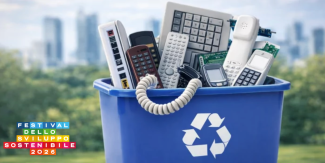 Bidone per il riciclo pieno di rifiuti rifiuti da apparecchiature elettriche ed elettroniche. Sullo sfondo skyline di una città e in basso a sinistra logo del Festival ASviS
