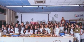Foto di gruppo degli studenti e delle studentesse internazionali del Foundation Year e del programma Marco Polo/Turandot che hanno preso parte al laboratorio di cucina alla scuola Apolf