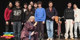 Le studentesse e gli studenti dell’IIS Torricelli di Milano che hanno realizzato la presentazione teatrale del progetto "Il sapere che illumina". In basso a sinistra il logo del Festival ASviS.
