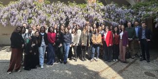 I partecipanti all'evento “Marketing e Reclutamento Internazionale: analisi e strumenti” nel Cortile Sforzesco con il glicine fiorito
