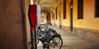 Il defibrillatore presente nel Cortile delle Statue UniPv