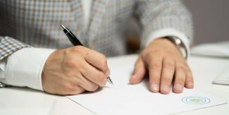 Uomo che firma contratto