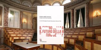 Copertina del libro "Il futuro della memoria", sullo sfondo l'Aula Volta dell'Università di Pavia