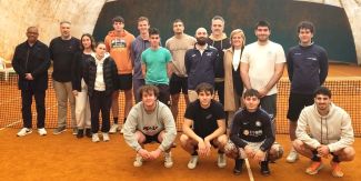 Gli studenti e le studentesse di Scienze Motorie con i loro docenti e Carlos Bernardes sul campo da tennis