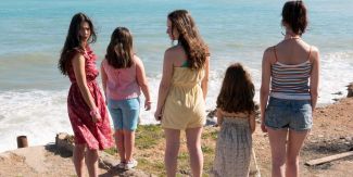 Fotogramma del film "Le sorelle Macaluso" raffigurante le protagoniste di fronte al mare