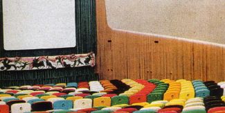 Sala cinematografica "storica" con poltroncine colorate