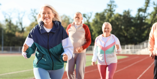 Persone anziane sulla pista di atletica