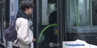 Studente che sale un autobus Autoguidovie. In basso logo UniPv e logo Autoguidovie