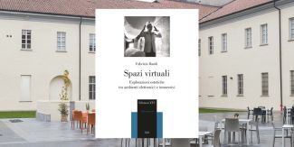 Copertina del libro "Spazi virtuali", sullo sfondo cortile di Palazzo San Tommaso dove ha sede l'auditorium di San Tommaso
