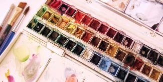 Tavolozza con colori e pennelli per dipingere