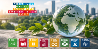 Mappamondo di cristallo tra foglie verdi su uno sfondo urbano, accompagnato dalle icone di 8 obiettivi di sviluppo sostenibile (Salute, Istruzione, Energia pulita, Lavoro dignitoso, Consumo responsabile, Lotta al cambiamento climatico, Pace e giustizia, Partnership). In alto a sinistra logo del Festival ASviS.