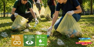 Ragazzi e ragazzi che raccolgono rifiuti da un prato. In basso i loghi dei tre Obiettivi dell'Agenda 2030 di riferimento e il logo del Festival ASviS.