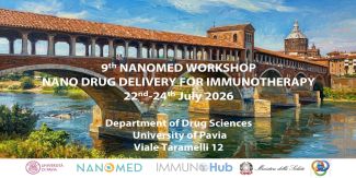 Cover del "9th Nanomed Workshop" con il titolo "Nano Drug Delivery for Immunotherapy", in programma dal 22 al 24 luglio 2026 presso il Dipartimento di Scienze del Farmaco dell'Università di Pavia (Viale Taramelli 12). Lo sfondo della locandina mostra un dipinto a olio del Ponte Coperto di Pavia che attraversa il fiume Ticino, con la cupola del Duomo visibile sullo sfondo. In basso sono presenti i loghi istituzionali dell'Università di Pavia, Nanomed, Immunohub, Ministero della Salute e Globec.