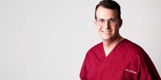 Andrea Butera mentre indossa il camice da igienista dentale