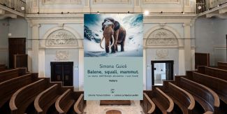 Copertina libro "Balene, squali, mammut", sullo sfondo l'Aula Spallanzani