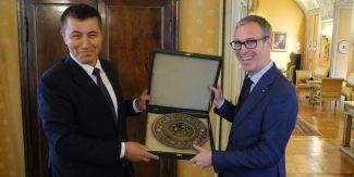 Mr. Vakhobov, già ministro uzbeko e fondatore della KIUT, offre un dono al rettore UniPv Alessandro Reali